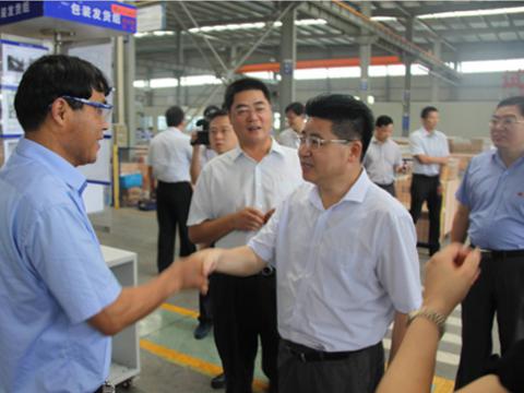 庆祝党的生日 慰问一线党员——市委重要辅导光临J9集团国际站母线慰问